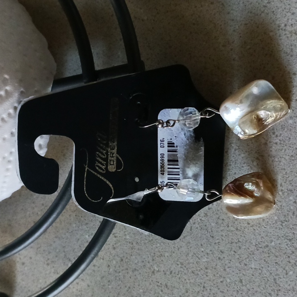 Pearly shell earrings w/bead. NEW